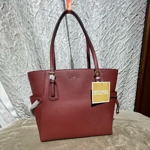 Micheal Kors, voyager, brandy color